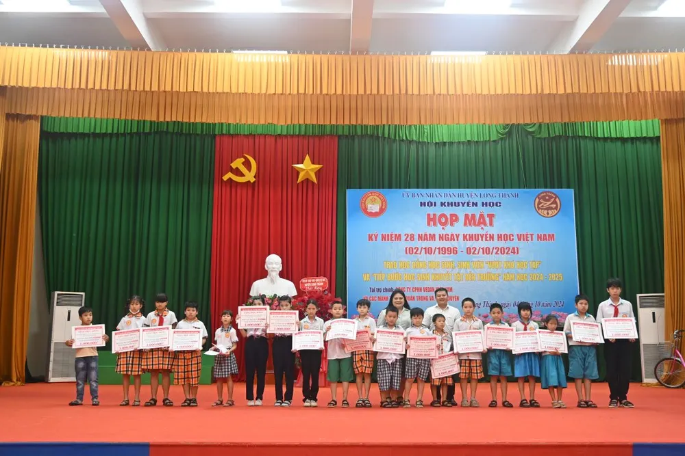 Bà Nguyễn Thu Thủy - Phó Giám đốc đối ngoại Vedan Việt Nam trao học bổng cho các em học sinh tại huyện Long Thành. Vedan Việt Nam trao hơn 400 suất học bổng, thắp sáng giấc mơ đến trường.JPG
