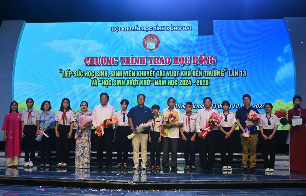 Ông Hwang Fa Jane - Chuyên viên thâm niên cao cấp Vedan Việt Nam ( thứ 6 trái qua ) tại buổi lễ trao học bổng cho các em học sinh tại Đồng Nai. vedan-viet-nam-trao-hon-400-suat-hoc-bong-thap-sang-giac-mo-den-truong.JPG