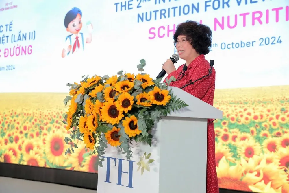Anh hùng Lao động Thái Hương, Nhà sáng lập, Chủ tịch Hội đồng Chiến lược Tập đoàn TH phát biểu tại Hội thảo quốc tế Dinh dưỡng người Việt lần II. Nhà sáng lập Tập đoàn TH kiên định thúc đẩy hành lang pháp lý về dinh dưỡng học đường.jpg