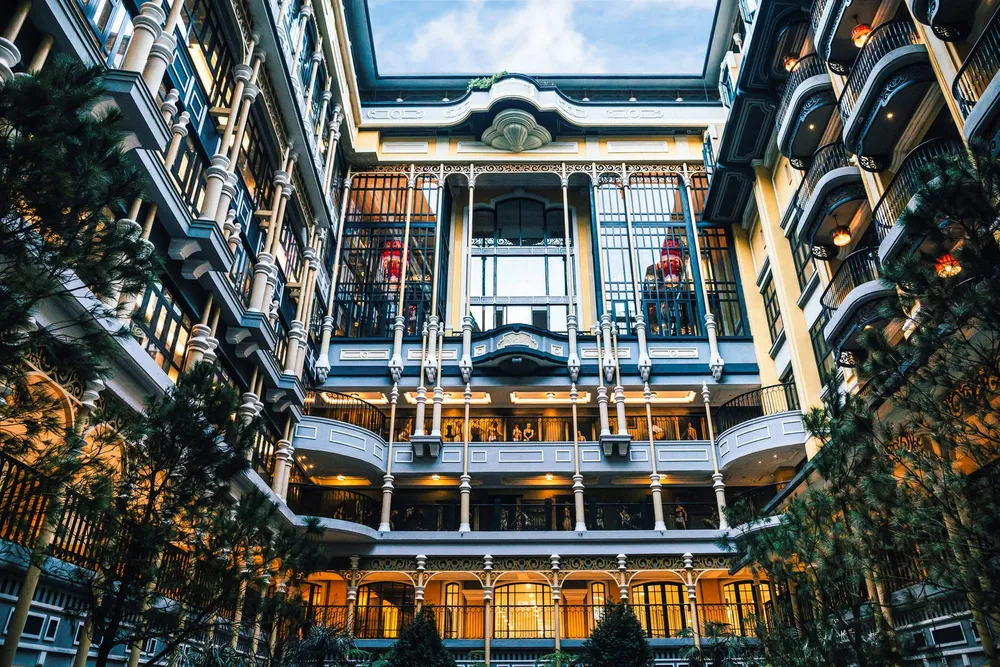 Kiến trúc đậm chất châu Âu của Hotel de la Coupole - MGallery. theo-chan-bao-hong-kong-trai-nghiem-van-hoa-doc-dao-giua-thien-nhien-hung-vi-cua-sa-pa-4.jpg