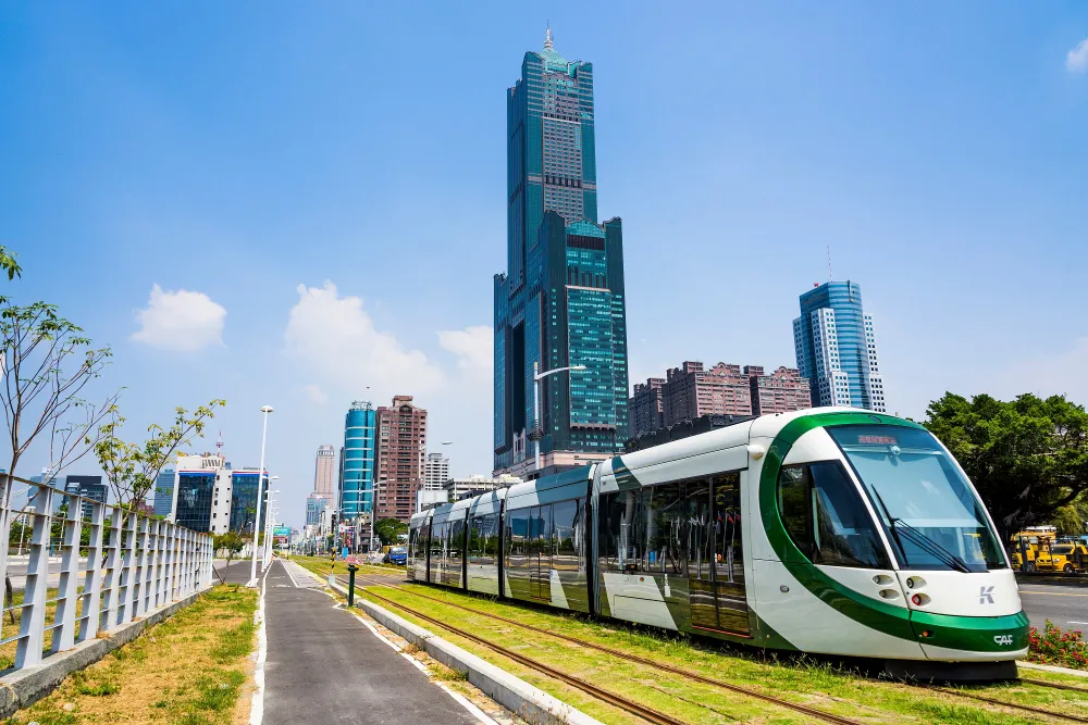 Một tuyến đường sắt hạng nhẹ (LRT) tại Đài Loan. Ảnh: Shutterstock Vì sao Sun Group đề xuất xây tuyến đường sắt nhẹ Sài Gòn - Tây Ninh dài gần 100km?.jpg