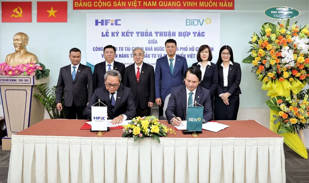 Ông Nguyễn Quang Thanh (Phó Tổng Giám đốc HFiC) và ông Trần Long (Phó Tổng Giám đốc BIDV) đại diện hai đơn vị ký kết thỏa thuận hợp tác. BIDV và HFIC hợp tác thúc đẩy phát triển kinh tế - xã hội TP.HCM.jpg