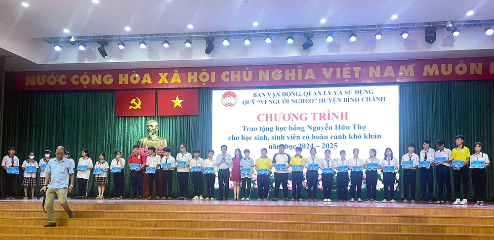 VWS tài trợ học bổng Nguyễn Hữu Thọ cho HS-SV huyện Bình Chánh.jpg