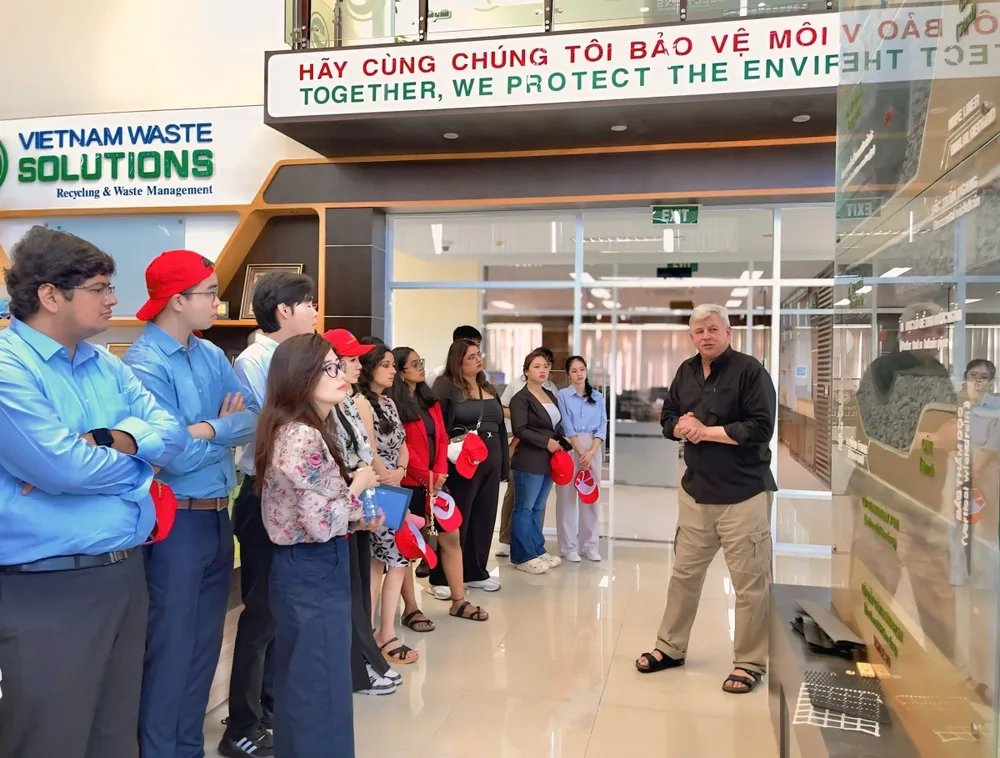 Đoàn sinh viên Trường ĐH Quản lý Singapore ngạc nhiên khi tham quan VWS.jpg