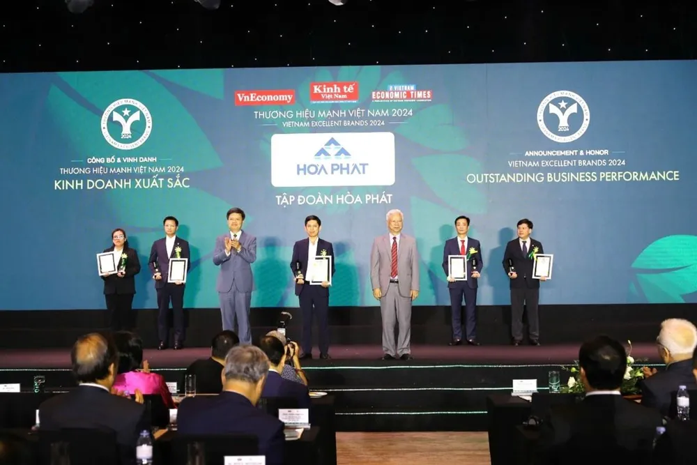 Ban tổ chức trao giải Thương hiệu Mạnh - Kinh doanh Xuất sắc 2024 cho đại diện Tập đoàn Hòa Phát. Hòa Phát lọt top 10 Thương hiệu Mạnh – Kinh doanh xuất sắc 2024.jpg
