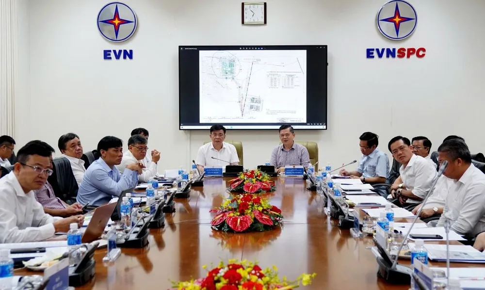 Tỉnh Kiên Giang và EVNSPC trao đổi, bàn giải pháp tháo gỡ các khó khăn, vướng mắc trong đầu tư xây dựng các dự án điện trên địa bàn. EVNSPC đóng góp quan trọng trong quá trình phát triển của tỉnh Kiên Giang.jpg