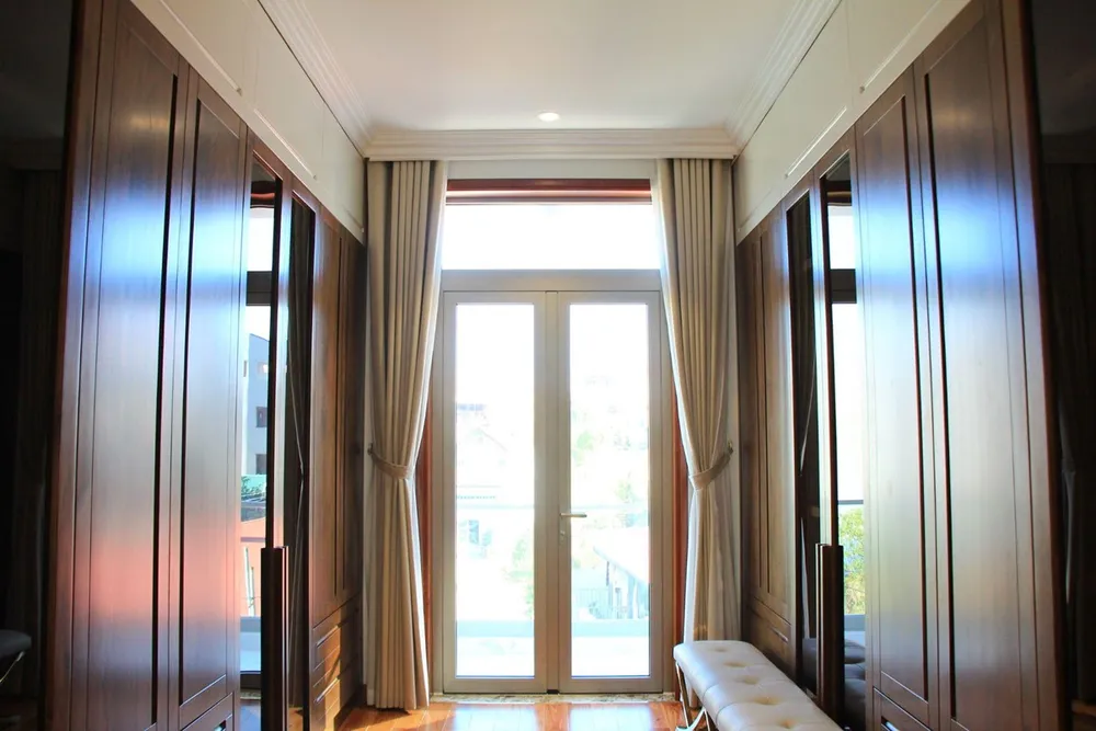 Cửa đi mở quay - sử dụng nhôm Civro và kính hộp cách âm, cách nhiệt, đơn vị thực hiện: Công ty cổ phần Tường Kính TKC cung cấp và lắp đặt. cua-nhom-civro-lua-chon-hoan-hao-cho-khong-gian-song-3.jpg