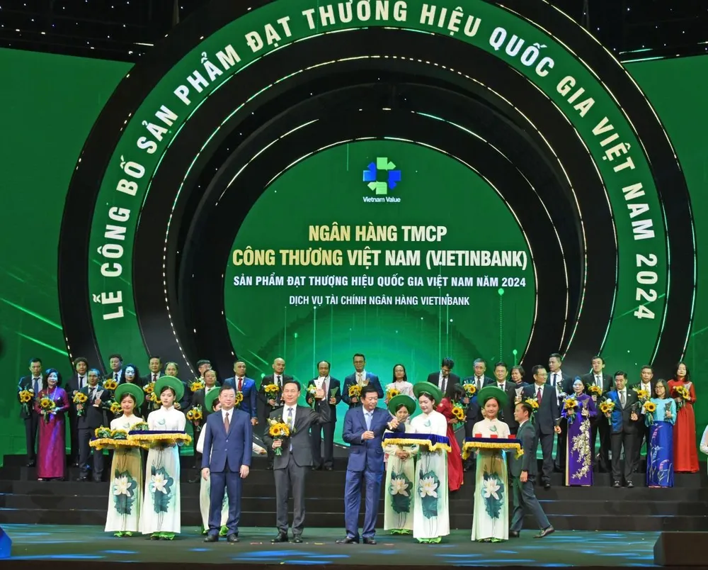 Ông Lê Thanh Tùng - Thành viên HĐQT VietinBank nhận vinh danh Thương hiệu Quốc gia Việt Nam năm 2024. vietinbank-lan-thu-8-lien-tiep-duoc-vinh-danh-thuong-hieu-quoc-gia-viet-nam.jpg