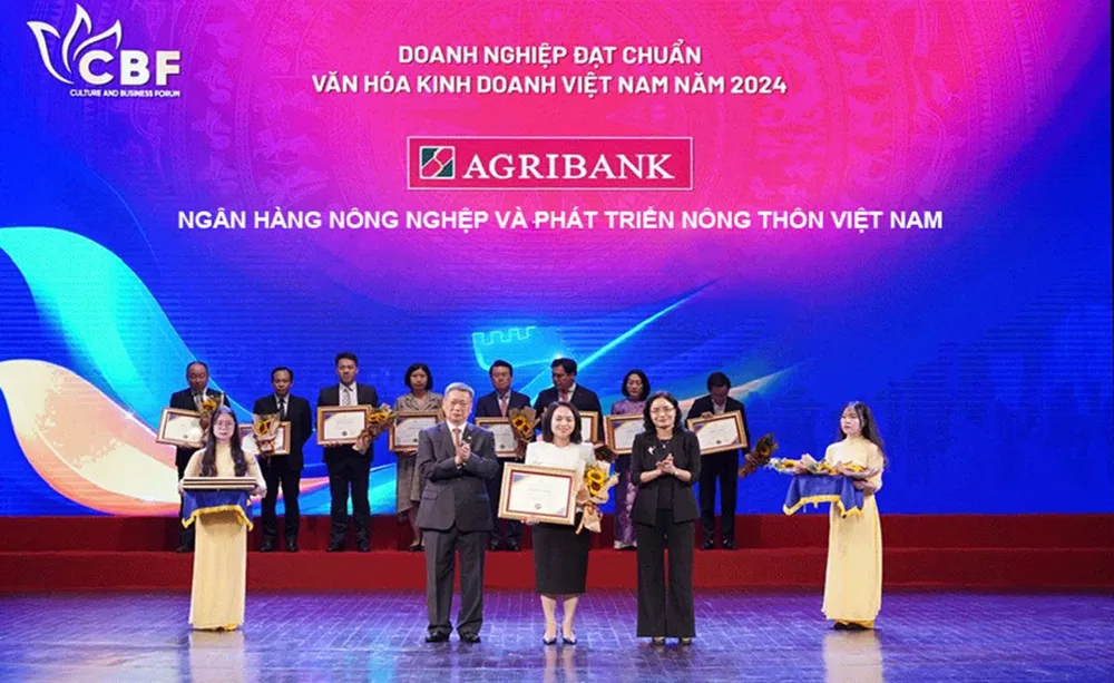 Đại diện Agribank nhận chứng nhận “Doanh nghiệp đạt chuẩn văn hóa kinh doanh Việt Nam” năm 2024. Agribank - Doanh nghiệp đạt chuẩn Văn hóa kinh doanh Việt Nam năm 2024.png