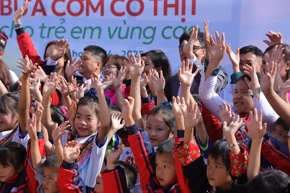 Niềm vui của các em bé trong một ngày thật đặc biệt. chin-su-mang-chao-com-co-thit-dac-biet-len-vung-cao-tiep-suc-hoc-tro-tiep-lua-thay-co-nhan-dip-20-11-10.jpg