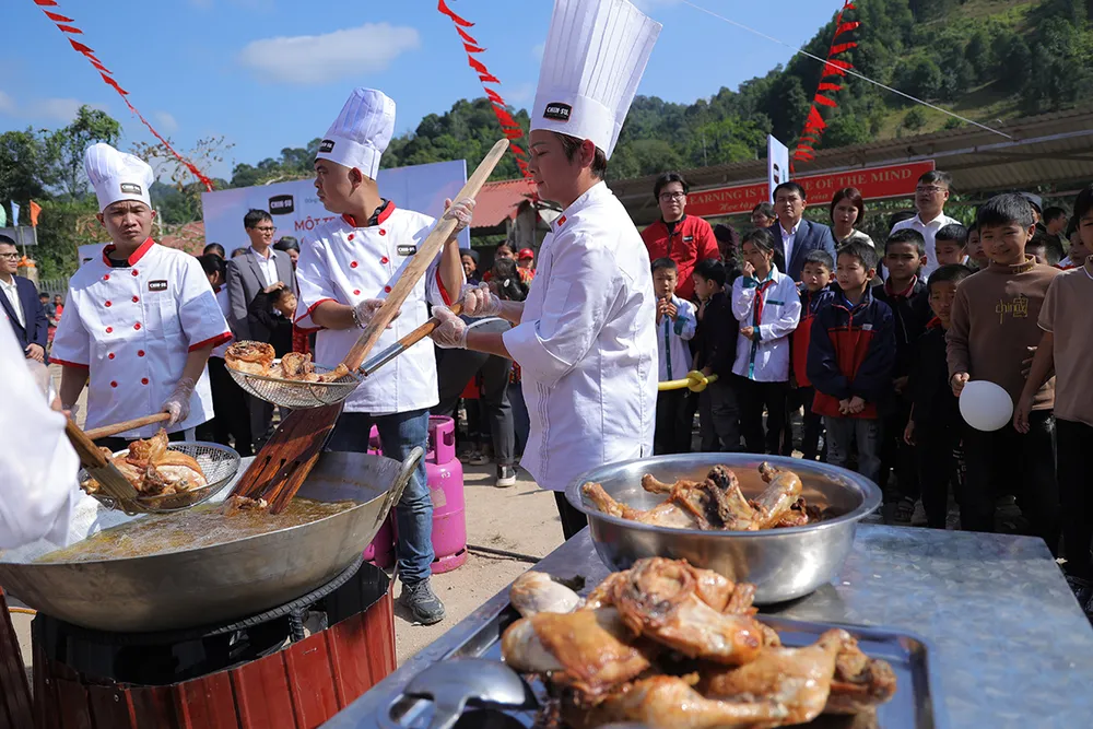 Chảo chiên hàng trăm đùi gà vàng ruộm. chin-su-mang-chao-com-co-thit-dac-biet-len-vung-cao-tiep-suc-hoc-tro-tiep-lua-thay-co-nhan-dip-20-11-3.jpg