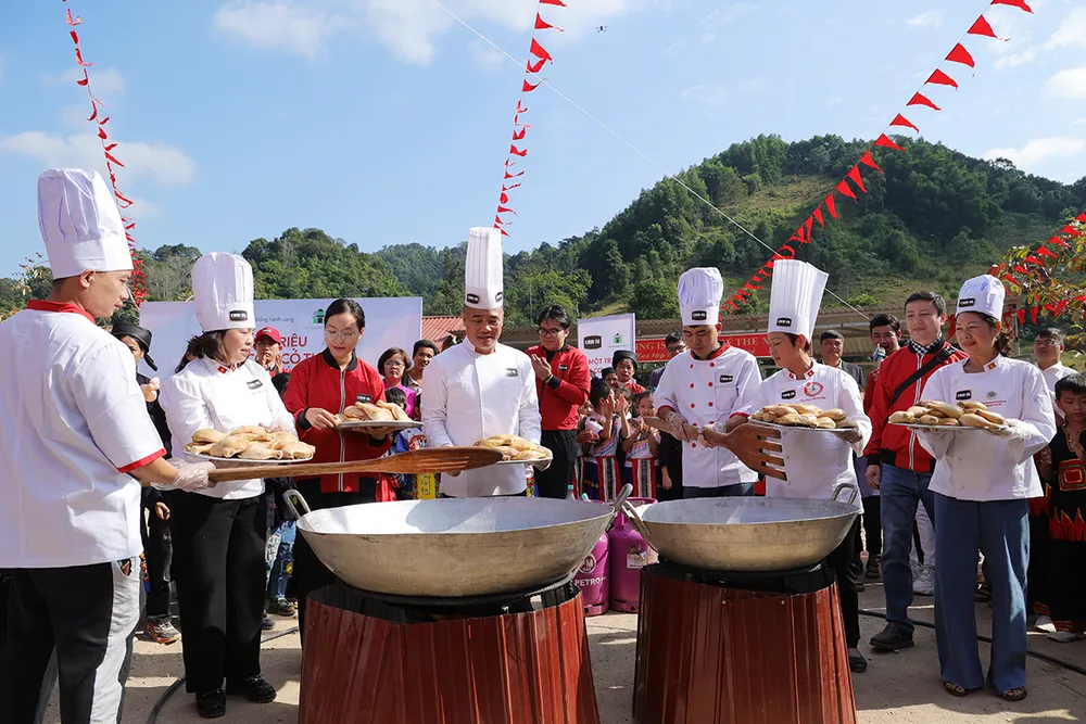 Hàng trăm chiếc đùi gà được chiên vàng ruộm. chin-su-mang-chao-com-co-thit-dac-biet-len-vung-cao-tiep-suc-hoc-tro-tiep-lua-thay-co-nhan-dip-20-11-5.jpg