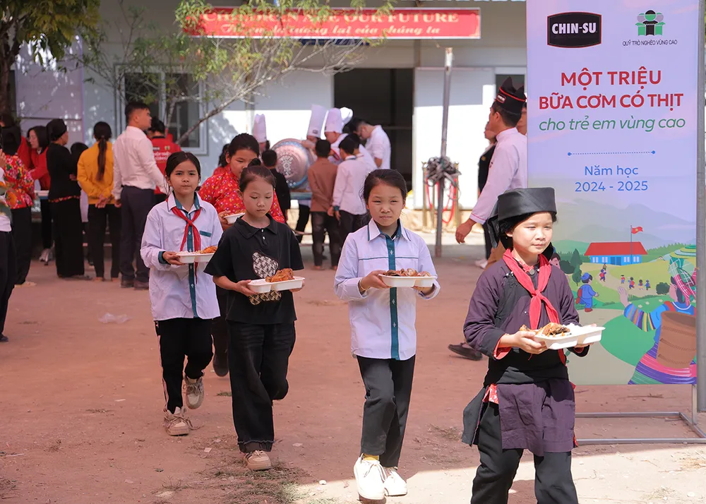 Các bé chuẩn bị ăn cơm có thịt… chin-su-mang-chao-com-co-thit-dac-biet-len-vung-cao-tiep-suc-hoc-tro-tiep-lua-thay-co-nhan-dip-20-11-6.jpg