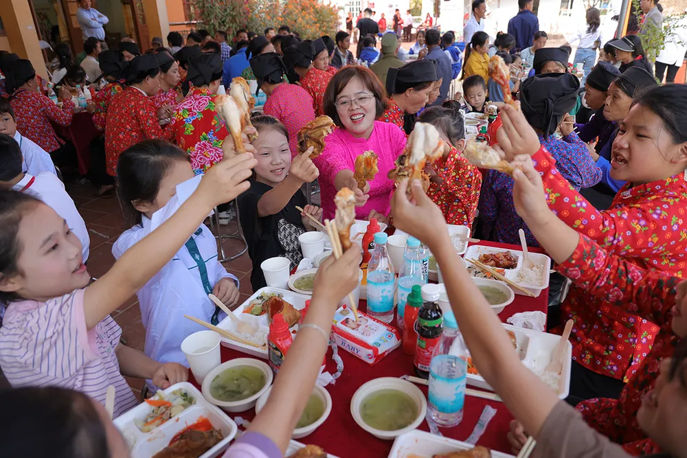 Bữa cơm trưa trong ngày 20-11 của thầy trò Trường Phổ thông Dân tộc Bán trú Tiểu học Tân Tiến. chin-su-mang-chao-com-co-thit-dac-biet-len-vung-cao-tiep-suc-hoc-tro-tiep-lua-thay-co-nhan-dip-20-11-7.jpg
