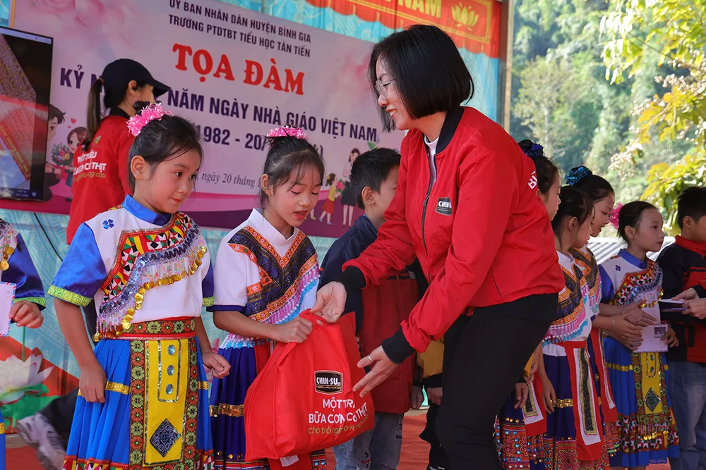 Hình ảnh đại diện nhãn hàng CHIN-SU trao quà tặng các em học sinh trường Tiểu học Tân Tiến, Bản Pe, Lạng Sơn trong ngày 20-11. chin-su-mang-chao-com-co-thit-dac-biet-len-vung-cao-tiep-suc-hoc-tro-tiep-lua-thay-co-nhan-dip-20-11-8.jpg