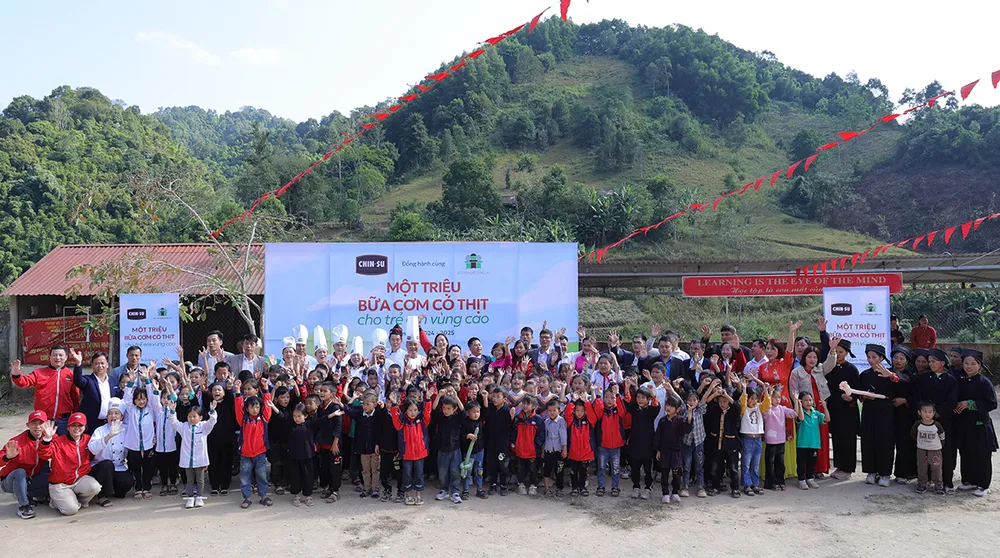 Ngày lễ kỷ niệm 20-11 thật đặc biệt tại Bản Pe. CHIN-SU mang chảo cơm có thịt đặc biệt lên vùng cao “tiếp sức học trò, tiếp lửa thầy cô” nhân dịp 20-11.jpg