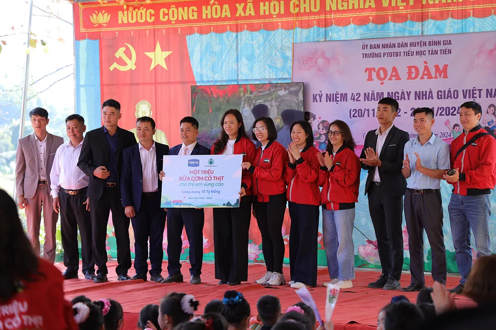 Đại diện Nhãn hàng Chin-Su trao bảng kỷ niệm tài trợ 10 tỷ đồng cho dự án “Một triệu bữa cơm có thịt” niên khóa 2024-2025, tại điểm Trường Phổ thông Dân tộc Bán trú & Tiểu học Tân Tiến, thôn Bản Pe, Yên Lỗ, Bình Gia, Lạng Sơn. chin-su-mang-chao-com-co-thit-dac-biet-len-vung-cao-tiep-suc-hoc-tro-tiep-lua-thay-co-nhan-dip-20-11-9.jpg