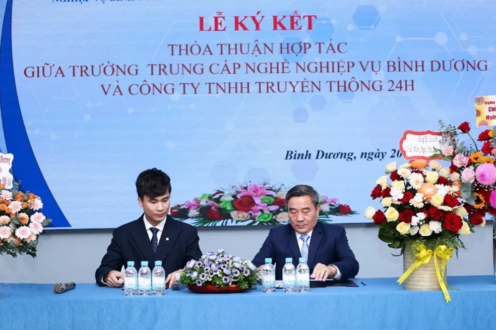 Ông Lê Thanh Trung - Giám đốc công ty TNHH Truyền Thông 24H ký hợp tác cùng hiệu trưởng Phạm Tuấn Thành. binh-duong-24h-ky-ket-hop-tac-truyen-thong-voi-truong-trung-cap-nghe-nghiep-vu-binh-duong-2.jpg