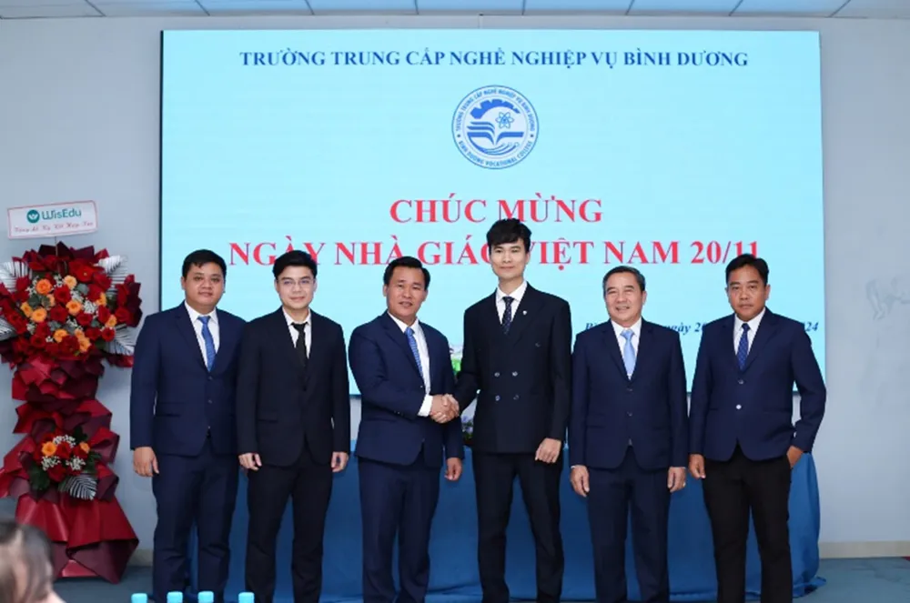 Giám đốc Lê Thanh Trung công ty TNHH Truyền Thông Bình Dương 24H bắt tay chủ tịch HĐQT Lê Ngọc Thức của trường. Bình Dương 24h ký kết hợp tác truyền thông với trường Trung cấp nghề Nghiệp vụ Bình Dương.jpg
