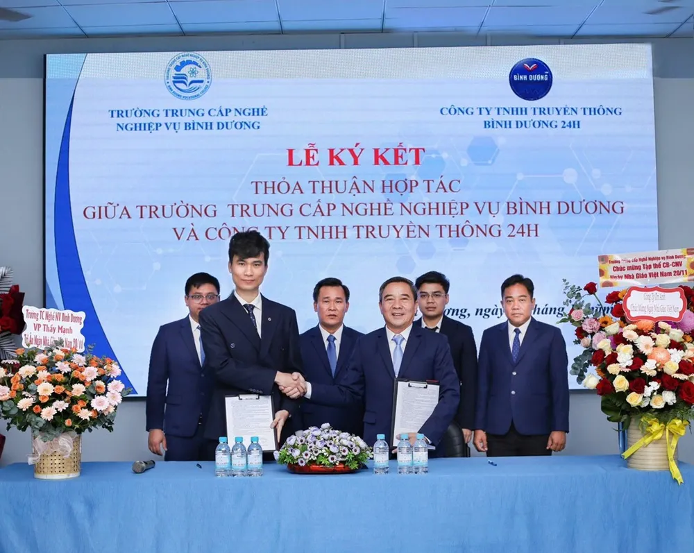 Giám đốc Lê Thanh Trung và hiệu trưởng Phạm Tuấn Thành ký kết hợp tác thành công binh-duong-24h-ky-ket-hop-tac-truyen-thong-voi-truong-trung-cap-nghe-nghiep-vu-binh-duong.jpg