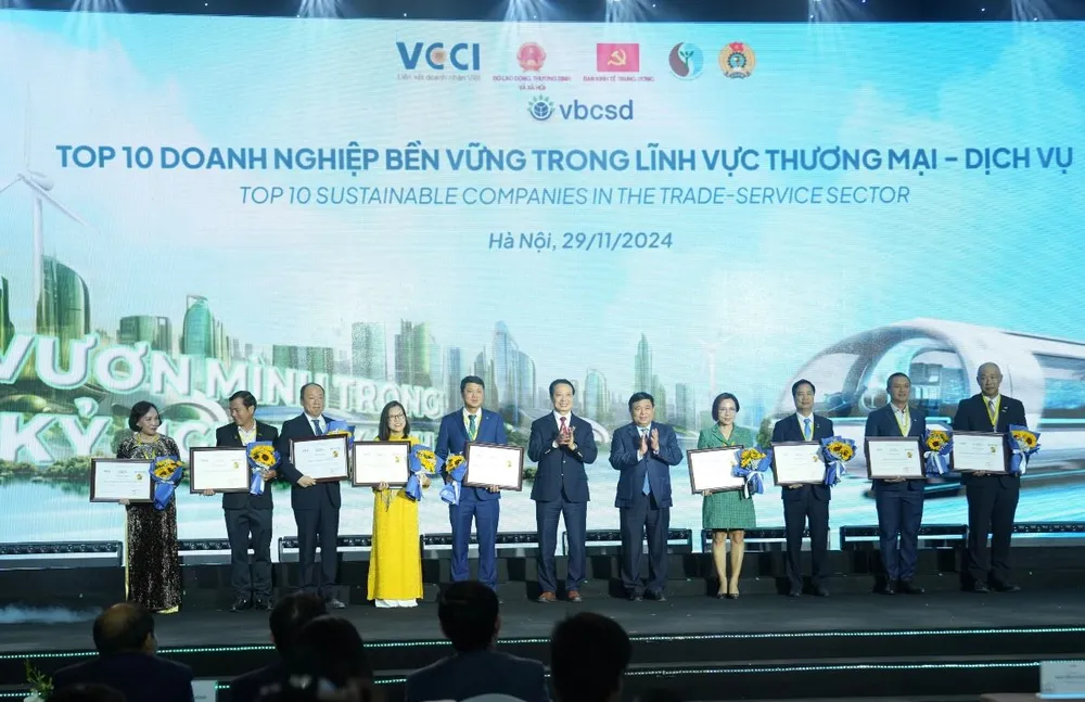Bà Tôn Nữ Diệu Trí, Phó Tổng Giám đốc SASCO (thứ 4 từ trái sang) đón nhận chứng nhận Top 10 Doanh nghiệp phát triển bền vững Việt Nam. Chọn hướng đi xanh khởi đầu từ dịch vụ, SASCO 9 năm liền đứng Top 10 Doanh nghiệp phát triển bền vững Việt Nam.JPG