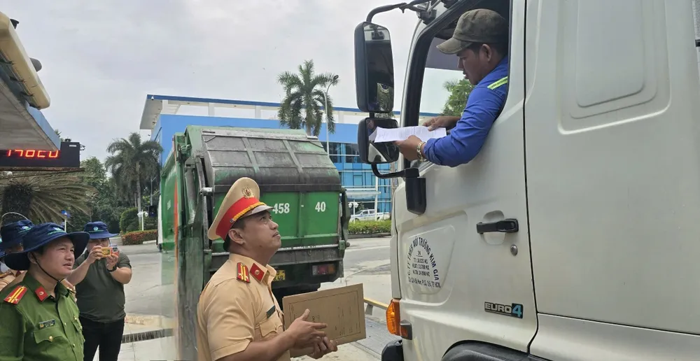 Trạm CSGT Đa Phước đẩy mạnh tuyên truyền cho đội ngũ lái xe vận chuyển rác.jpg