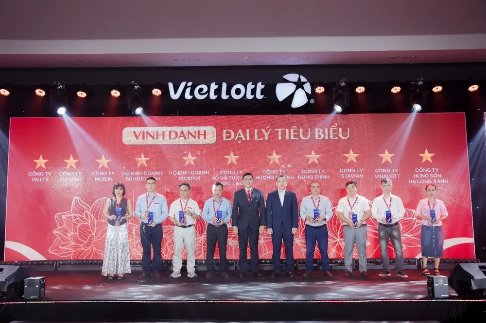 vietlott-vinh-danh-cac-dai-ly-diem-ban-hang-tieu-bieu-sau-hon-8-nam-trien-khai-kinh-doanh-3.jpg
