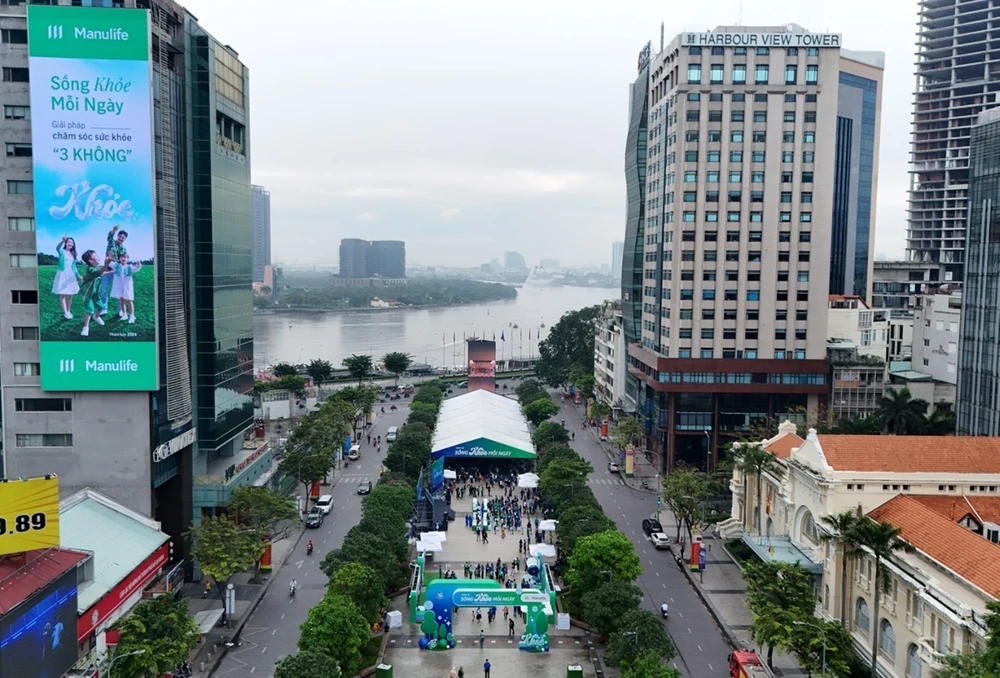 Hơn 3.000 'món quà' giáng sinh sớm cho người dân Sài Gòn.jpg