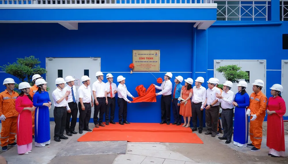 EVNHCMC - Gắn biển công trình ‘Cải tạo Trạm biến áp 110kV Chợ Lớn’.jpg