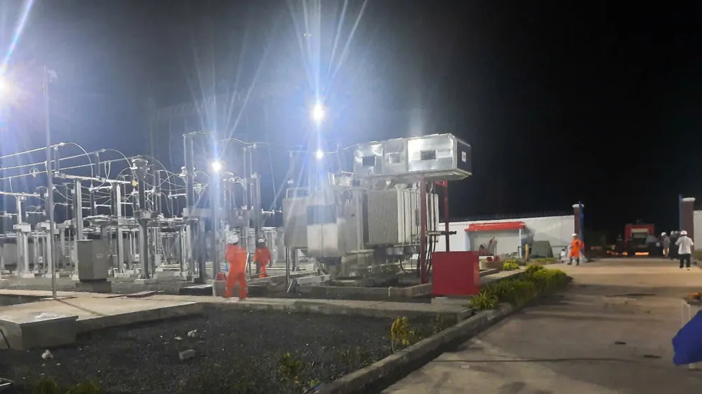 Xuyên đêm hoàn thành công trình Trạm biến áp 110kV Hoa Lư.jpg