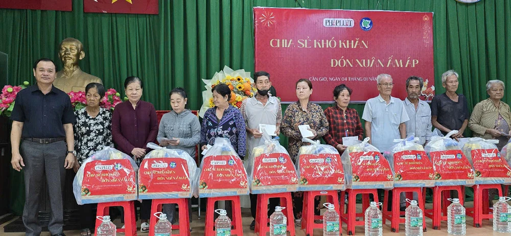 chia-se-kho-khan-don-xuan-am-ap-ho-tro-qua-tet-cho-nguoi-dan-kho-khan-tai-can-gio-3.jpg
