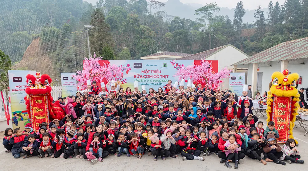 Chi Pu cùng CHIN-SU ‘Một triệu bữa cơm có thịt’ mang Tết rộn ràng vùng cao với chảo thịt kho trứng khổng lồ.jpg