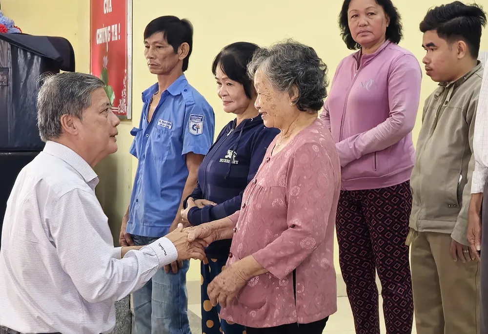 Tri ân, thăm hỏi, trao quà Tết cho người dân vùng căn cứ tại Quới Sơn - Bến Tre.jpg