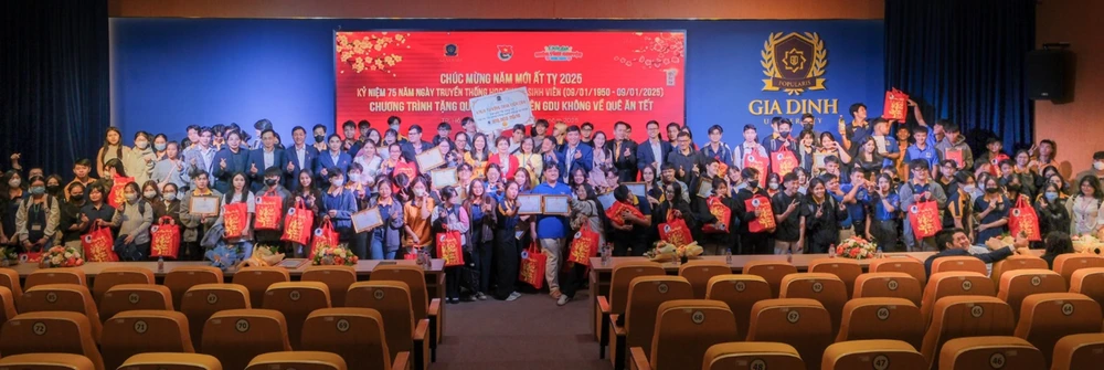 Ấm áp Tết xa quê: Nhà trường trao quà tặng cho sinh viên.jpg