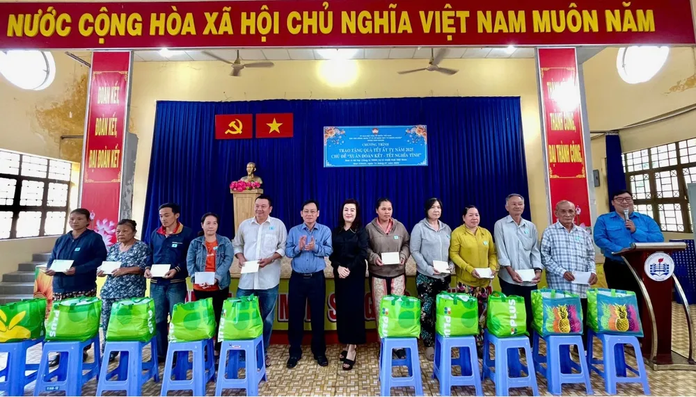 vws-tang-200-phan-qua-tet-cho-hang-tram-ho-ngheo-huyen-binh-chanh-2.jpg