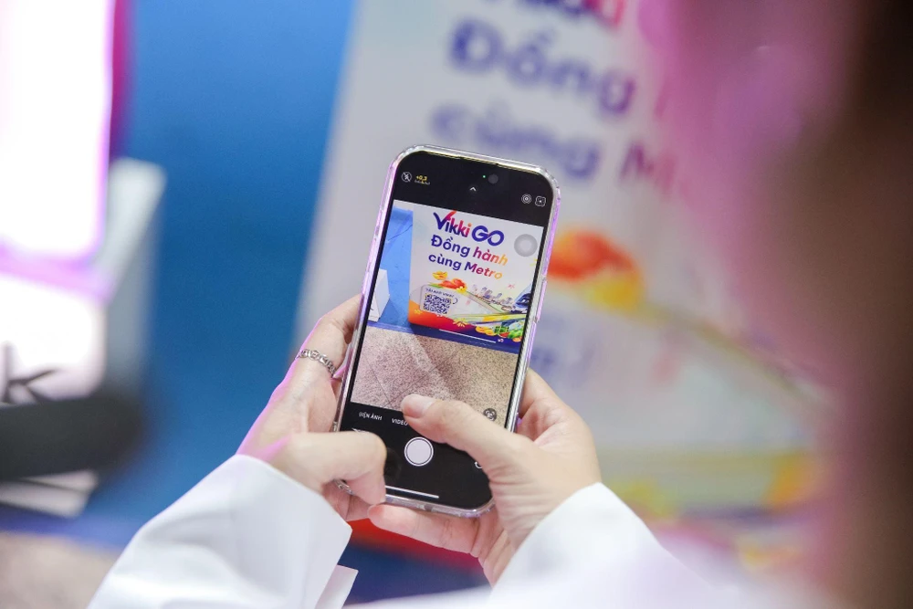 Vikki Digital Bank tấp nập đón khách tới giao dịch.jpg