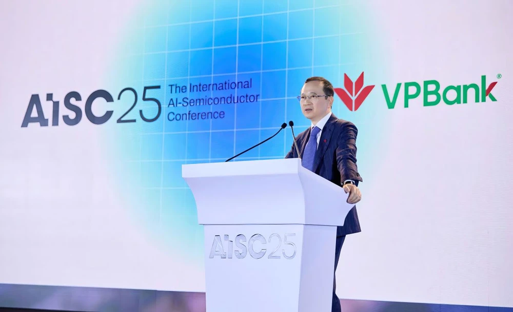 Ông Bùi Hải Quân - Phó Chủ tịch HĐQT VPBank chia sẻ xu hướng ứng dụng công nghệ số trong lĩnh vực tài chính, ngân hàng. Cách nào VPBank xây dựng ngân hàng số, không chi nhánh, phục vụ hàng triệu khách hàng.jpg
