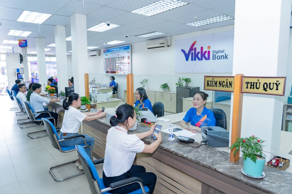 Khách hàng thực hiện giao dịch tại Điểm giao dịch Ngân hàng Số Vikki - Bà Chiểu. tiet-kiem-vikki-trung-vang-ky-3.jpg