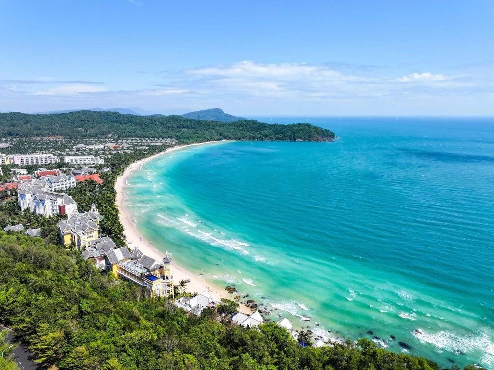 Bãi Kem - một trong những bãi biển đẹp nhất hành tinh ở Phú Quốc quy tụ nhiều thương hiệu nghỉ dưỡng đẳng cấp hàng đầu thế giới. tp-phu-quoc-chinh-thuc-tro-thanh-do-thi-loai-i-5.jpg