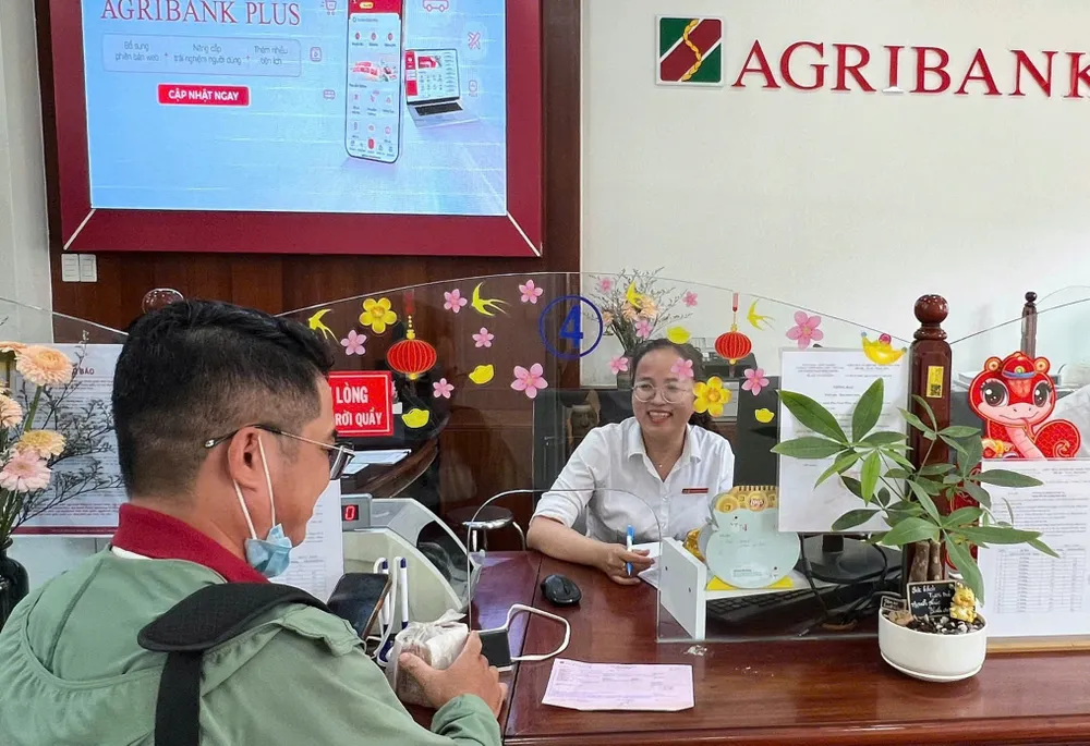 Cán bộ Agribank nhanh trí giúp cụ ông 88 tuổi thoát 'bẫy' lừa đảo.jpg