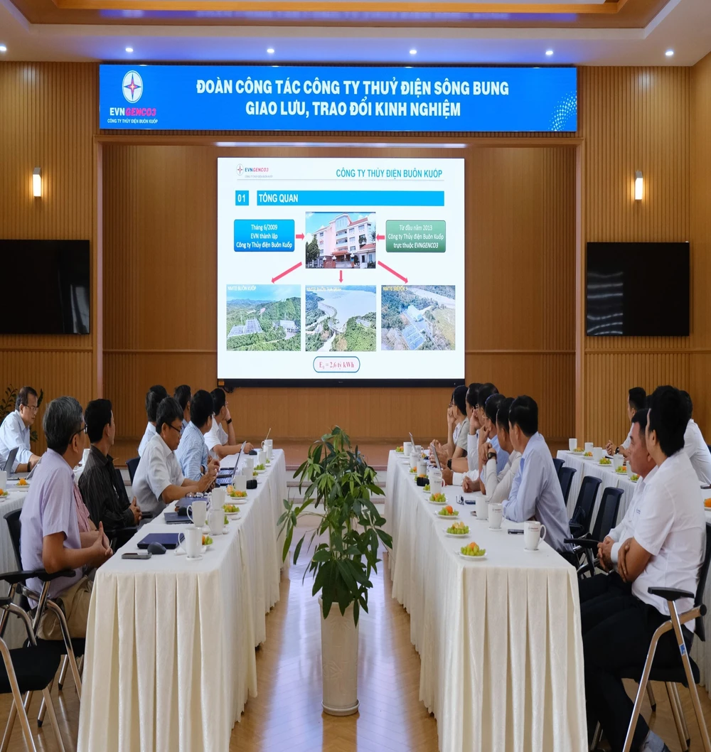 Buổi trao đổi kinh nghiệm giữa 2 đơn vị. Giao lưu, chia sẻ kinh nghiệm quản lý vận hành giữa Thủy điện Buôn Kuốp và Thủy điện Sông Bung.jpg