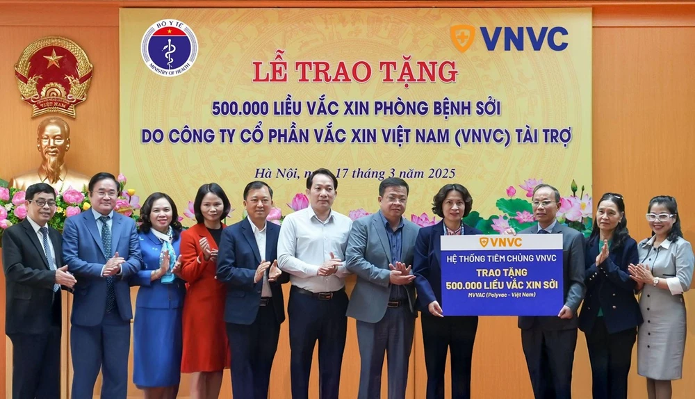 Đại diện Hệ thống tiêm chủng VNVC, ThS.BS Nghiêm Trần Dũng trao tặng 500.000 liều vắc xin sởi (MVVAC) cho Thứ trưởng Bộ Y tế Nguyễn Thị Liên Hương. Bộ Y tế nhận nửa triệu liều vắc xin sởi từ Hệ thống tiêm chủng VNVC.jpg
