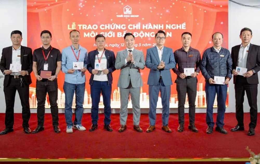 Ông Nguyễn Thành Dũng - Chủ tịch Thiên Khôi Group trao chứng chỉ hành nghề môi giới bất động sản cho các nhà tư vấn. Thiên Khôi Group tổ chức Lễ trao Chứng chỉ hành nghề môi giới bất động sản.jpg