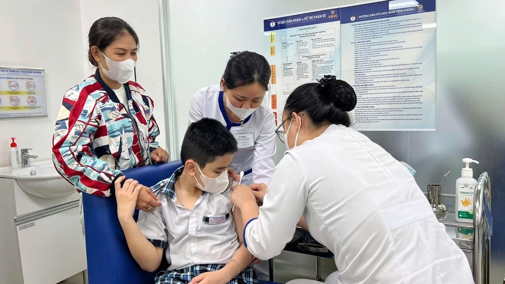 VNVC đang triển khai tiêm gần 50 loại vắc xin, phòng gần 50 bệnh truyền nhiễm tại gần 220 trung tâm tiêm chủng trên cả nước Ảnh: Hoàng Thọ pfizer-ky-hop-tac-chia-se-kien-thuc-san-xuat-vac-xin-cong-nghe-cao-voi-vnvc-2.jpg