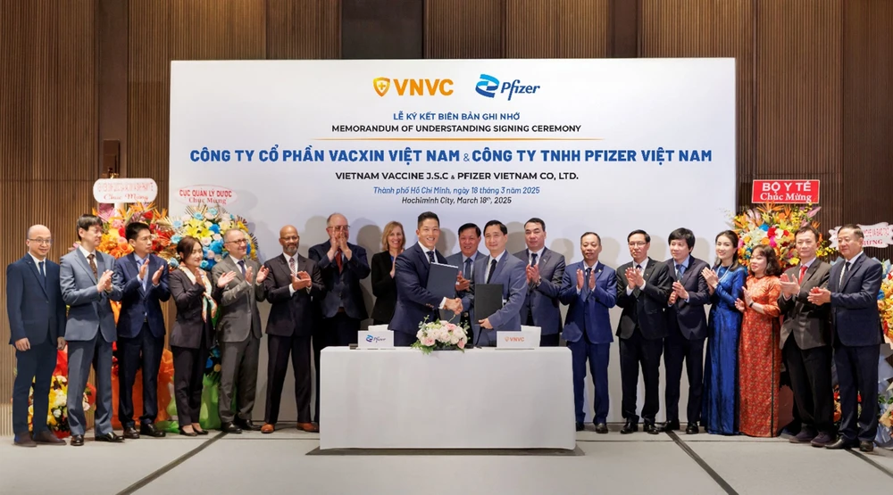 Ông Darrell Oh, Tổng Giám đốc Pfizer Việt Nam và ông Ngô Chí Dũng, Chủ tịch Hội đồng Quản trị kiêm Tổng Giám đốc Hệ thống tiêm chủng VNVC và Nhà máy Vắc xin và Sinh phẩm VNVC ký biên bản ghi nhớ hợp tác trong lĩnh vực sản xuất vắc xin. Ảnh: Hữu Luận Pfizer và VNVC ký thảo luận về sản xuất vắc xin.jpg
