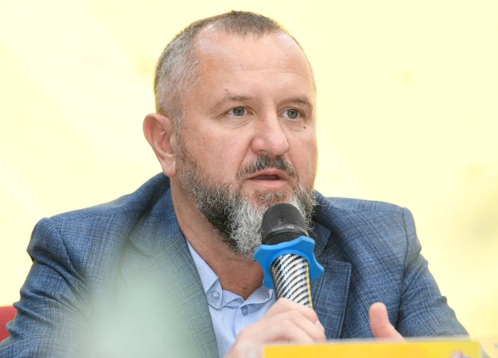 Ông Andrzej Tomasz Bialasiewicz - Tổng Giám đốc Marketing Công ty TNHH SX-TM-DV Number One. giai-thuong-ben-dam-me-dam-bao-tinh-khach-quan-minh-bach-nham-ton-vinh-the-he-tai-nang-tre-xung-dang-2.jpg