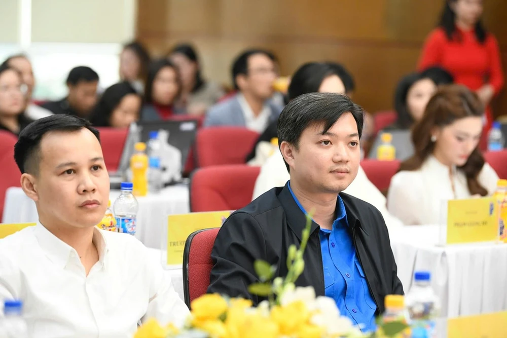 Ông Nguyễn Minh Triết (bên phải) - Thành viên của Hội đồng chuyên môn của Gương mặt trẻ Việt Nam tiêu biểu. giai-thuong-ben-dam-me-dam-bao-tinh-khach-quan-minh-bach-nham-ton-vinh-the-he-tai-nang-tre-xung-dang-3.jpg
