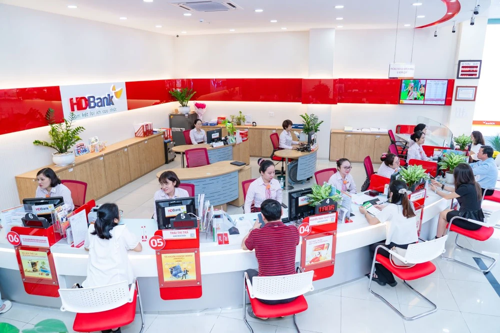 Với eCash, HDBank cung cấp trải nghiệm 100% trực tuyến cho khách hàng, xuyên suốt từ khi quý khách tạo đơn thu hộ cho đến việc quản lý đơn thu và dòng tiền. ecash-made-in-hdbank-tu-su-thau-hieu-den-giai-phap-thu-ho-tien-mat-qua-ung-dung-so-dan-dau-thi-truong-2.jpg
