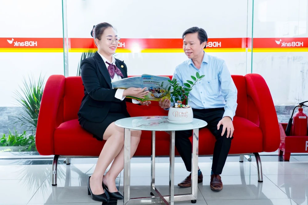 Giải pháp “made in HDBank” sau 2 năm triển khai đã được nhiều doanh nghiệp lớn, chuỗi cửa hàng/chi nhánh, công ty đầu mối, hộ kinh doanh cá thể, hệ thống nhà thuốc, chuỗi siêu thị, cửa hàng tiện lợi,… tin dùng. eCash ‘made in HDBank’: Từ sự thấu hiểu đến giải pháp thu hộ tiền mặt qua ứng dụng số dẫn đầu thị trường.jpg