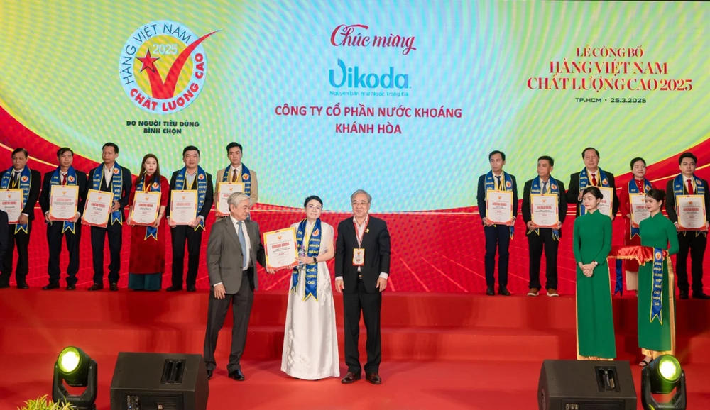Bà Nguyễn Thị Nga, Tổng Giám đốc Công ty CP Nước khoáng Khánh Hòa nhận danh hiệu Hàng Việt Nam chất lượng cao năm 2025. vikoda-21-nam-dat-danh-hieu-hang-viet-nam-chat-luong-cao-2.jpg